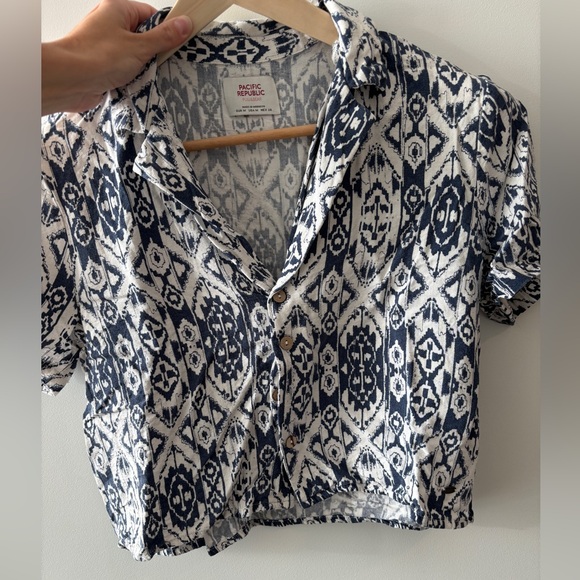 Shirt / blouse with short sleeves and blue pattern - Picture 1 of 3